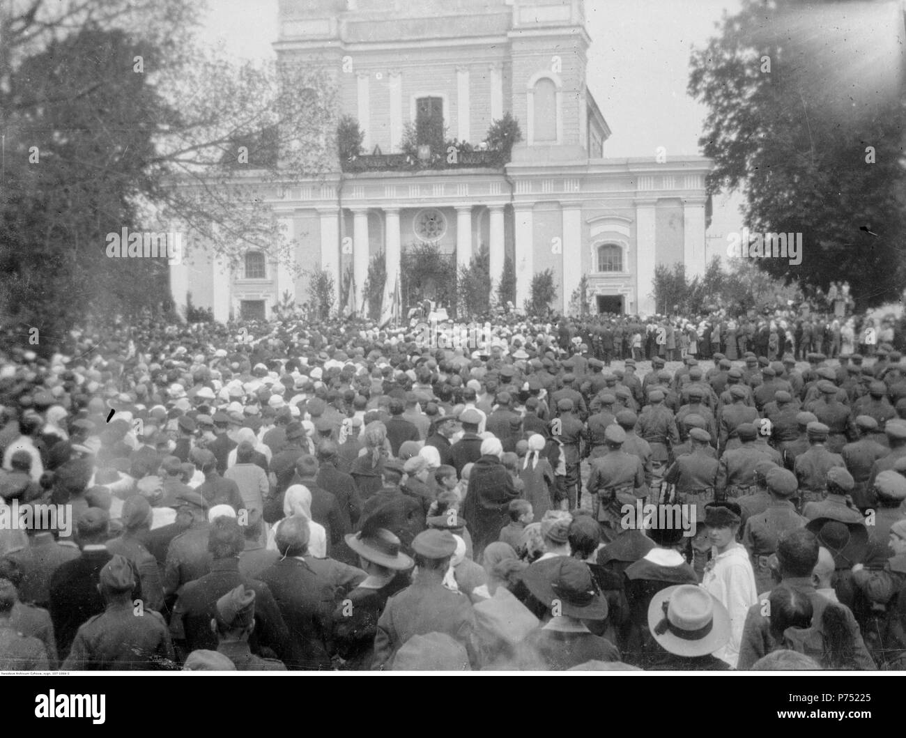 70 Narcyz Witczak-Witaczyński - Uroczysta msza święta w katedrze św. Zofii w Żytomierzu, z udziałem Naczelnego Wodza Józefa Piłsudskiego (107-1066-2) Stock Photo