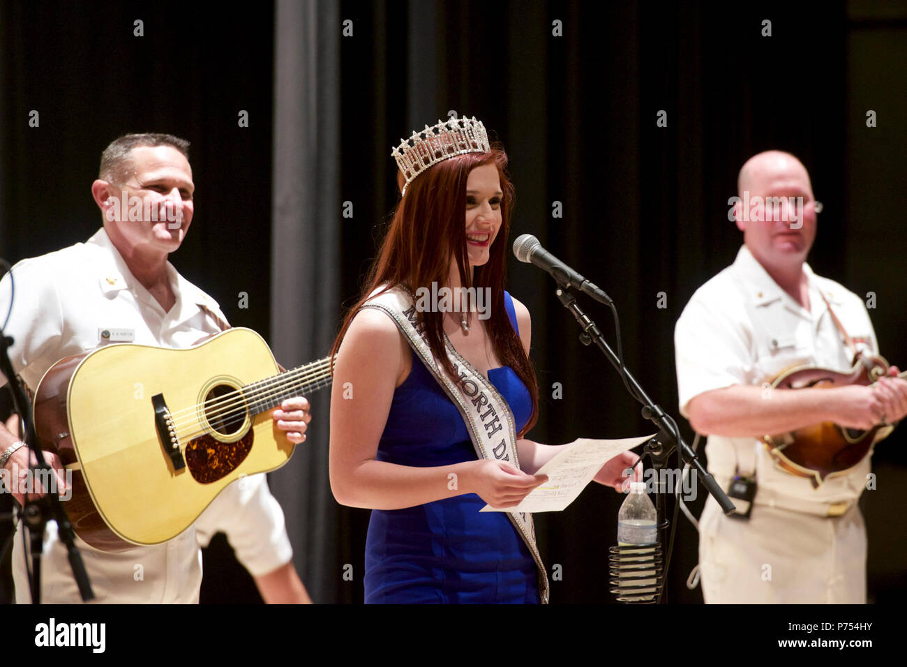 BISMARCK, N.D. (Sept. 6, 2015) Miss North Dakota USA, Molly Ketterling, introduces the U.S. Navy Band Country Current at the Belle Mehus Auditorium in Bismarck, N.D. The Navy Band's tour featured 14 performances in six states, reaching out to communities that don't normally see the Navy at work. Stock Photo