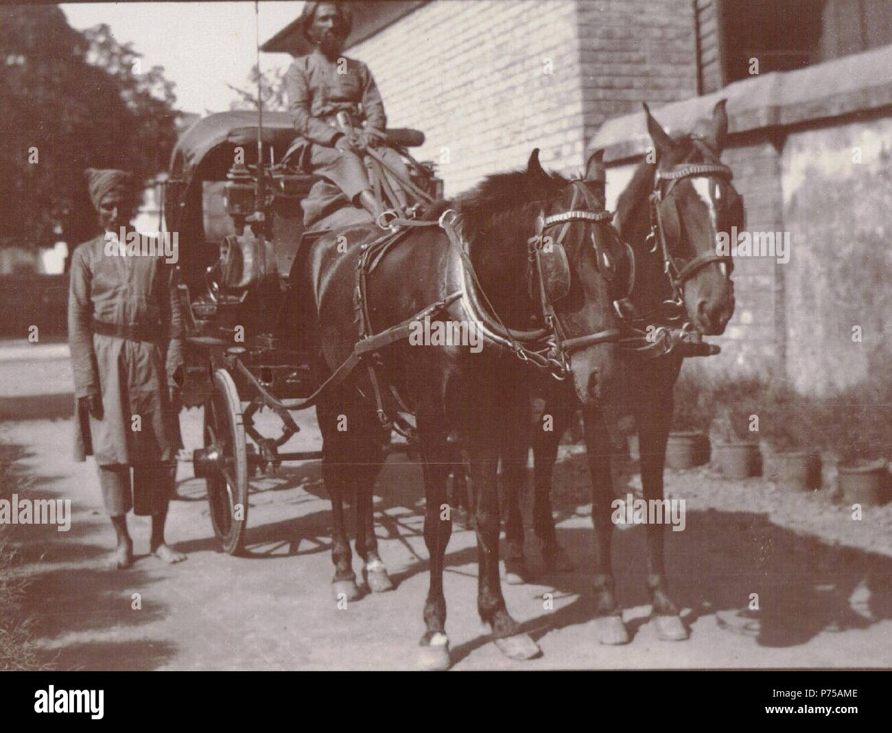 English: A horse-drawn gharry (or gharri) in Calcutta. circa 1903 6 Horse-drawn gharry, Calcutta (c. 1903) Stock Photo