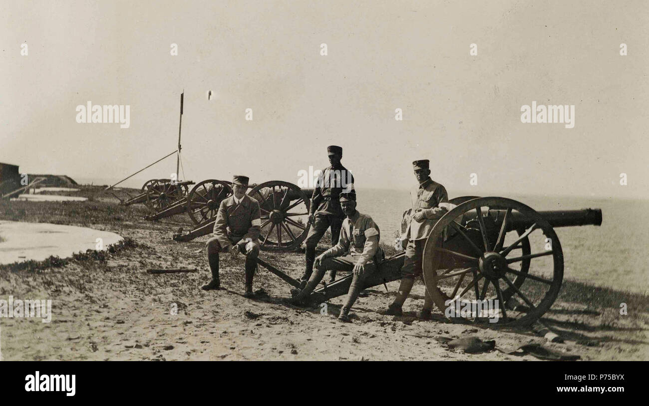 Soldiers and artillery in Kustaanmiekka 1918 Stock Photo