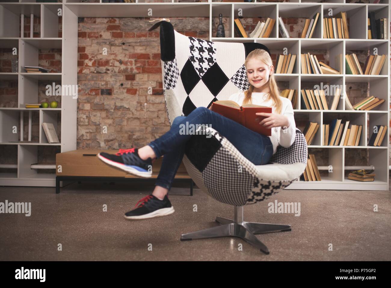 Teenage girl in a library Stock Photo - Alamy