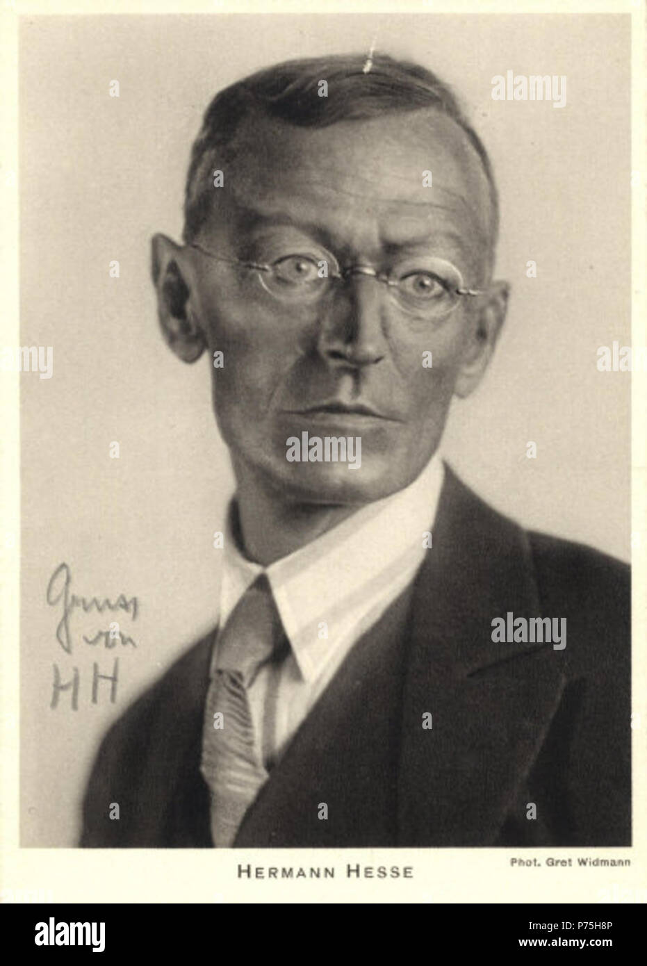 English: Signed 4 x 6 postcard with photograph of German author Hermann Hesse in a head and shoulders pose. Photograph by Gret Widmann. Signed by Hesse in bold pencil to a light area of the background, 'Gruss von H H'. before 1931 140 Hermann Hesse Autograph Photo Gret Widmann Stock Photo