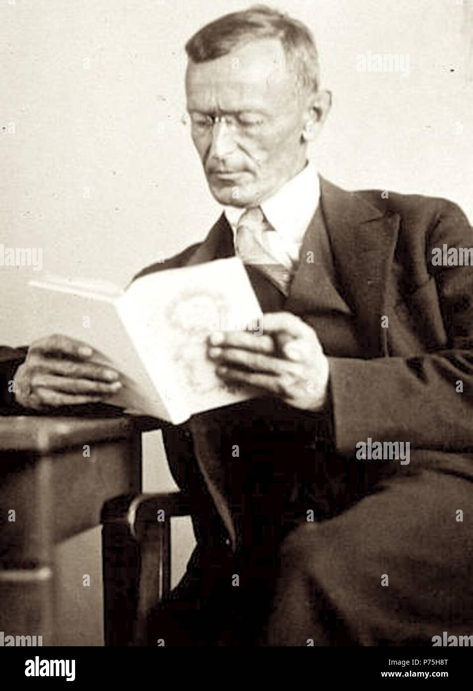 English: German author Hermann Hesse Deutsch: Hermann Hesse . 1929 140 Hermann Hesse 1927 Photo Gret Widmann Stock Photo