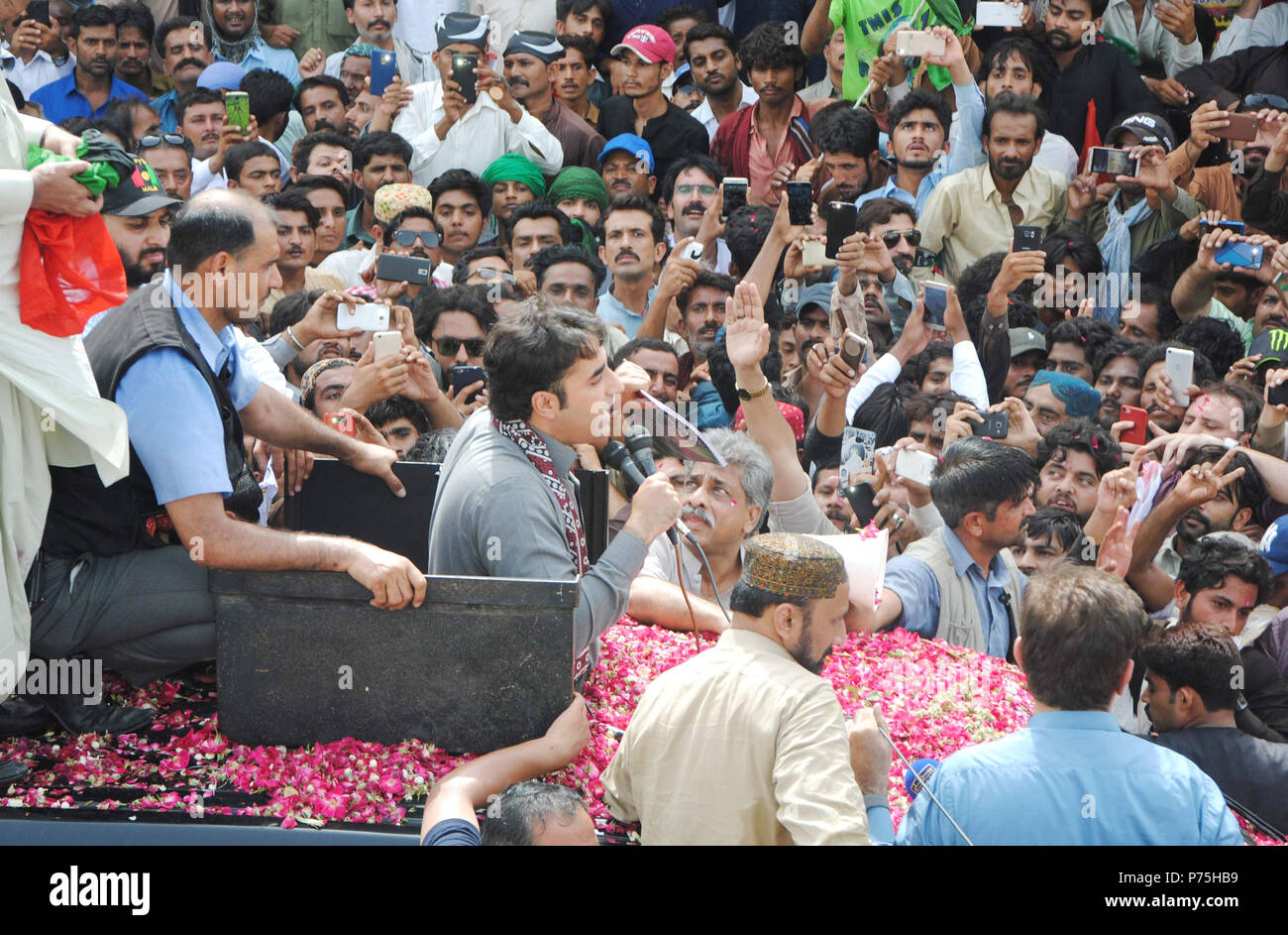 Hyderabad, Pakistan. 03rd July, 2018. Pakistan Peoples part PPP chairman Bilawal Bhutto Zardari giving his speech during the rally at Hala Naka Credit: Janali Laghari/Pacific Press/Alamy Live News Stock Photo
