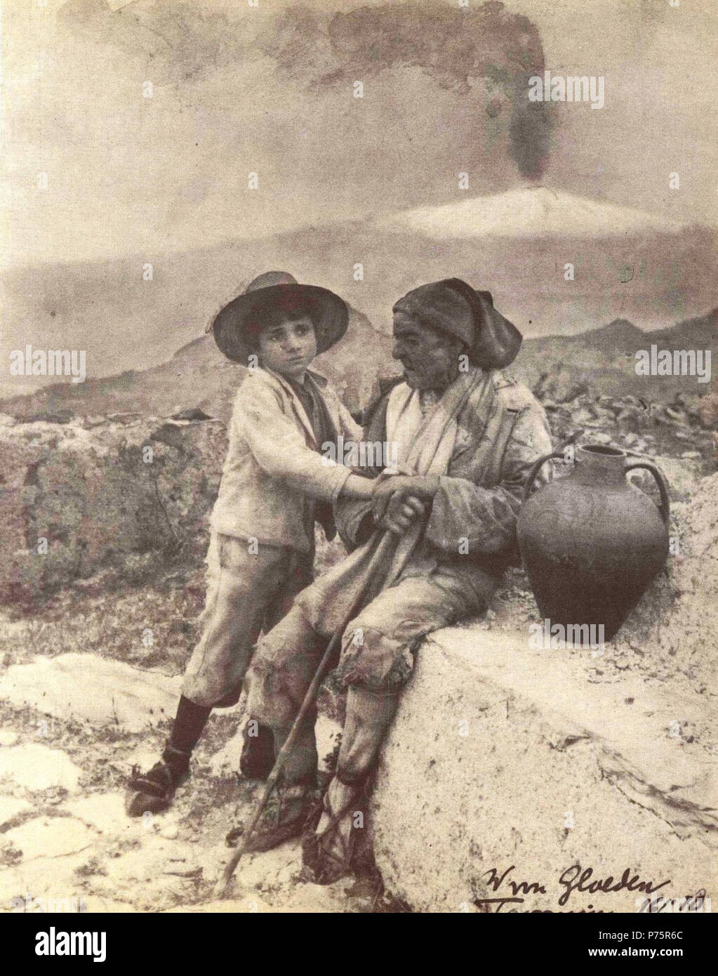 Italiano: Wilhelm von Gloeden (1856–1931), Vecchio e bambino davanti  all'Etna. Foto numero 2509. English: Wilhelm von Gloeden (1856–1931), An  old man and a boy before Mount Aetna. Picture number 2509. . 1900/1910s