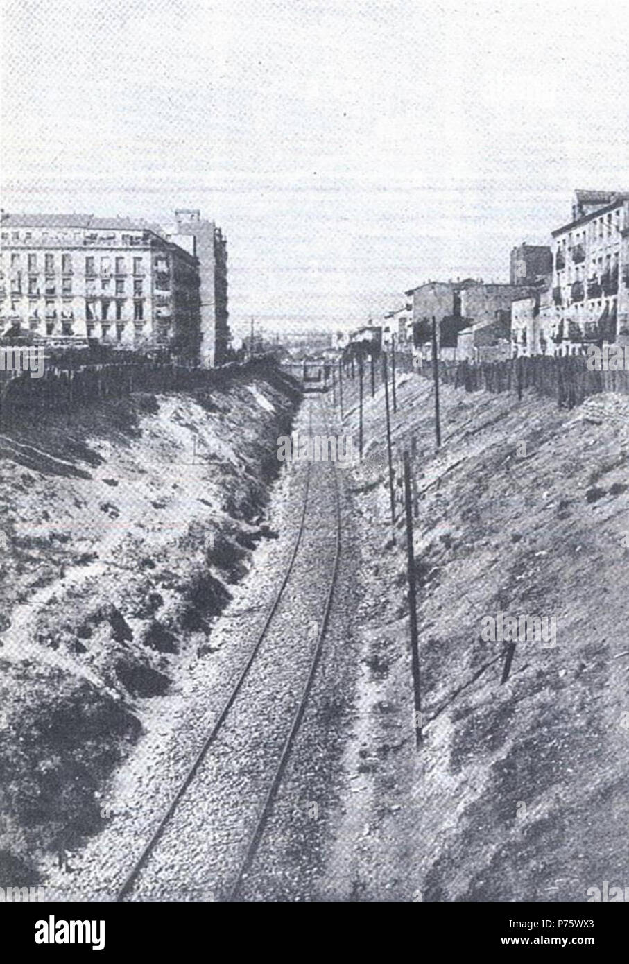 Español: Vista de la trinchera de la calle del Ferrocarril de Madrid en 1912. Por ella circulaba el ferrocarril de contorno . 1912 12 Calle del Ferrocarril (Madrid) en 1912 Stock Photo
