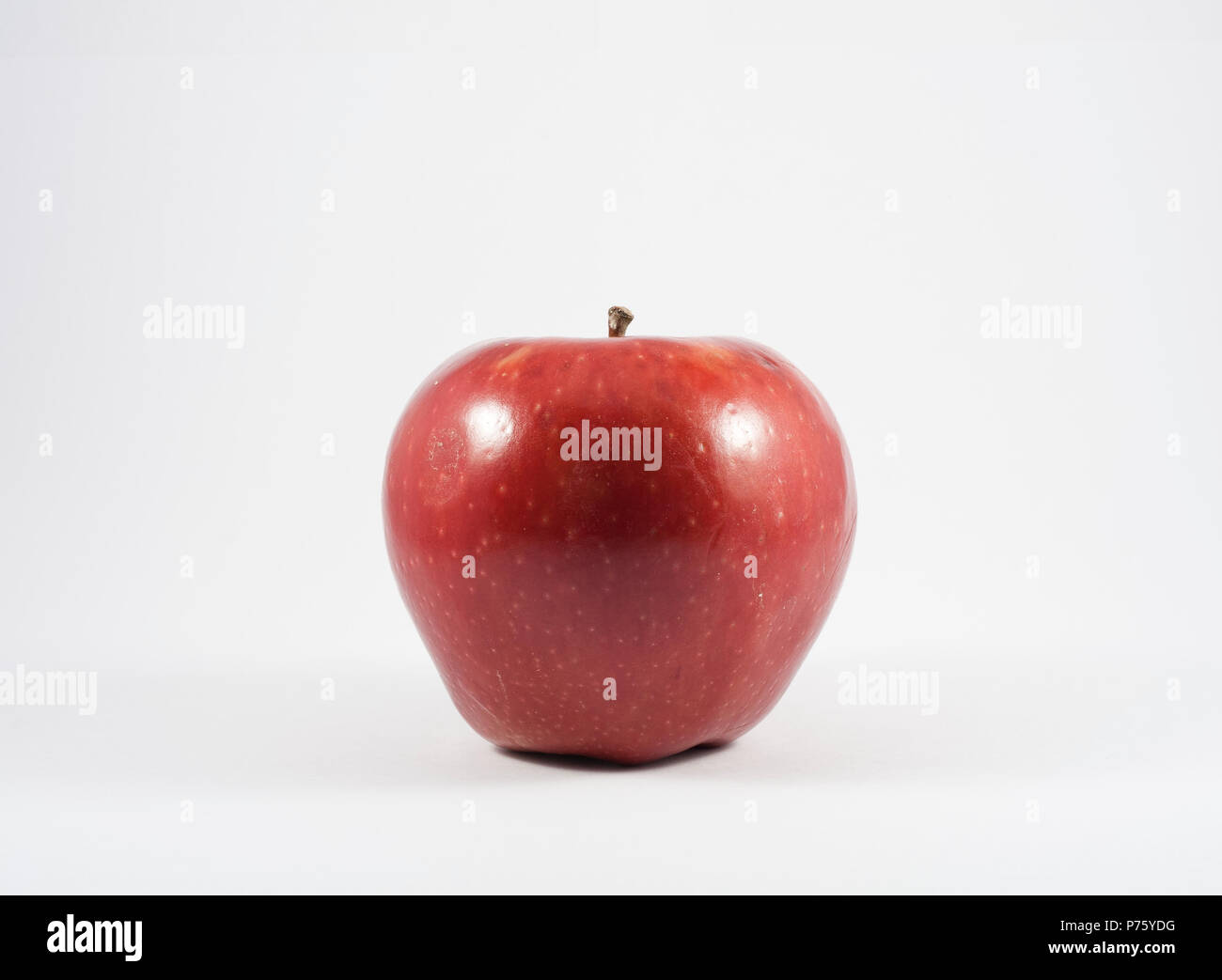 A red apple isolated on white background Stock Photo - Alamy