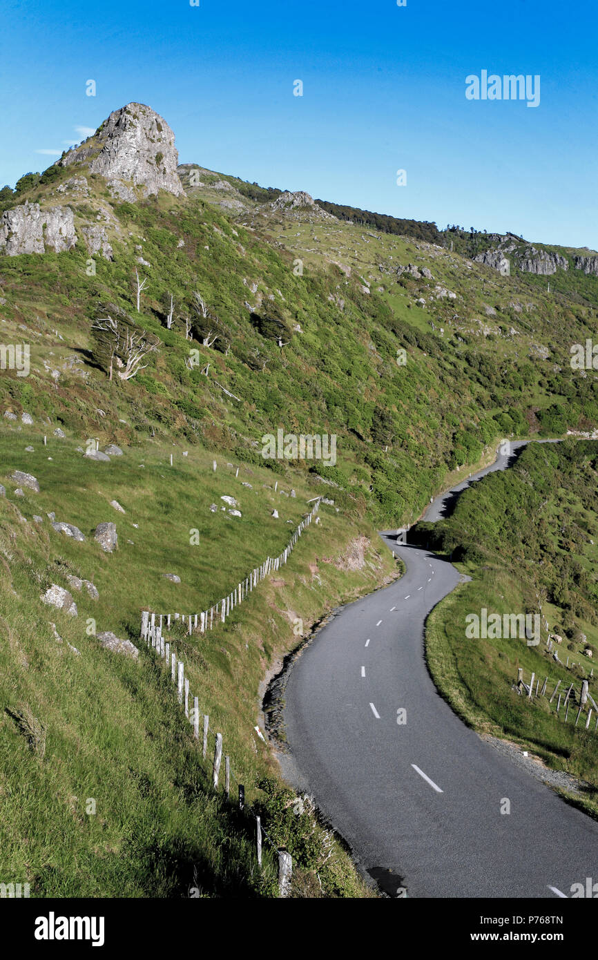 Winding summit road around Banks Peninsula, New Zealand Stock Photo