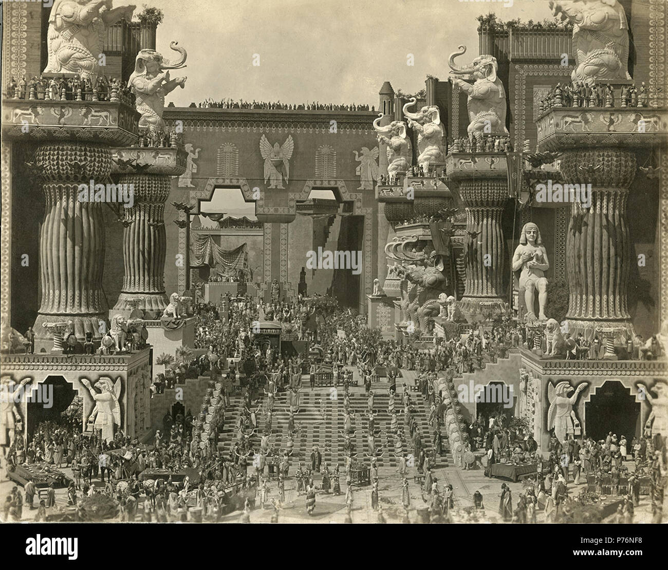 English: Scene still of Belshazzar's feast in the central courtyard of Babylon from D. W. Griffith's 1916 silent film Intolerance. 5 May 2004 (original upload date) 5 Griffith-intolerance Stock Photo