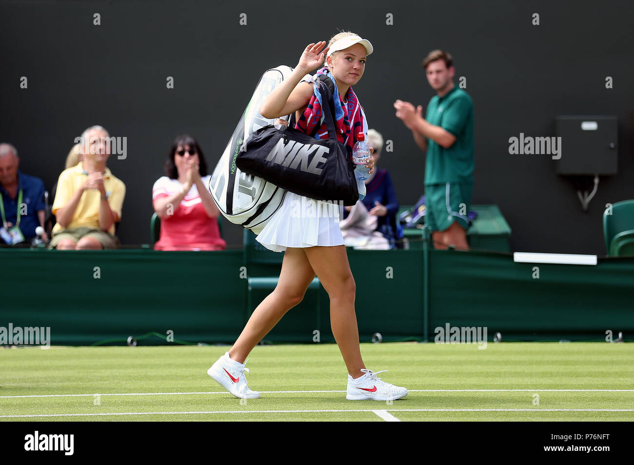 Katie Swan acknowledges the fans after losing to Mihaela Buzarnescu on