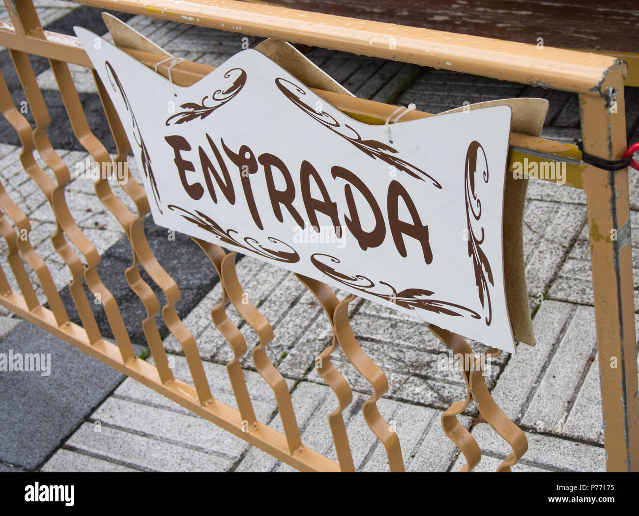 Spanish signboard of "entry Stock Photo Alamy