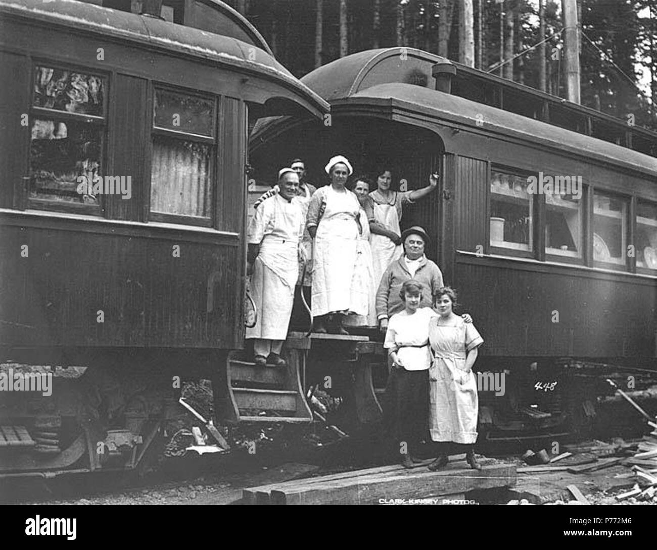 . English: Crew outside kitchen and mess hall cars, Northern Coast Timber Company, ca. 1911 . English: Caption on image: 448 PH Coll 516.2355 Northern Coast Timber Company was in business ca. 1907 to ca. 1915, with logging operations at Kangley and then at Maple Valley. Kangley is a community on a small tributary of the Green River, eleven miles northeast of Issaquah in southwest King County. It was named by the Northern Pacific Railway for John Kangley, general manager of Northern Pacific Coal Company in 1889. Alternate names were Kangley Junction and Durham Junction. A railroad depot was bui Stock Photo