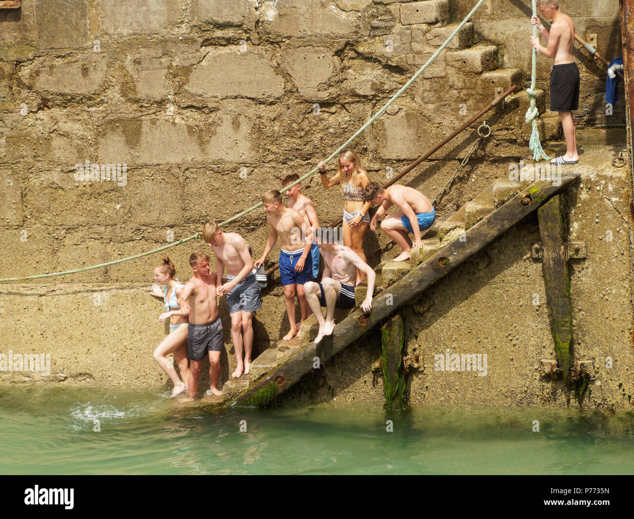Fun canoeing in Newquay harbour. 2018  Robert Taylor/Alamy Live News.  Newquay, Cornwall, UK. Stock Photo