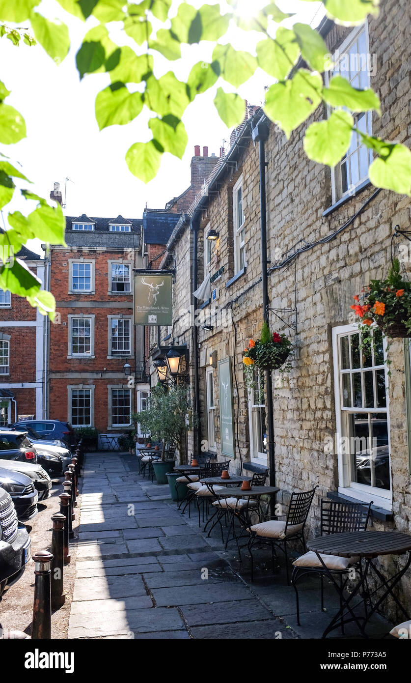 The Woodstock Inn pub and hotel in the small Oxfordshire town of Woodstock . Woodstock is a historic town just to the north of Oxford. It grew up as a Stock Photo