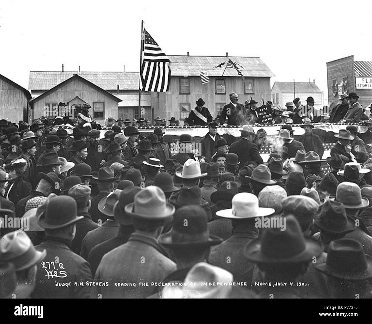 . English: Judge R.N. Stevens reading the Declaration of Independence to a crowd during the July 4th celebration, Nome, Alaska, 1901. English: Caption on image: 'Judge R.N. Stevens reading the Declaration of Independence, Nome, July 4, 1901.' Original image in Hegg Album 5, page 8 . Original photograph by Eric A. Hegg 1832; copied by Webster and Stevens 277.A Subjects (LCTGM): Fourth of July celebrations--Alaska--Nome Subjects (LCSH): Stevens, R. N.  . 1901 6 Judge RN Stevens reading the Declaration of Independence to a crowd during the July 4th celebration, Nome, Alaska, 1901 (HEGG 407) Stock Photo