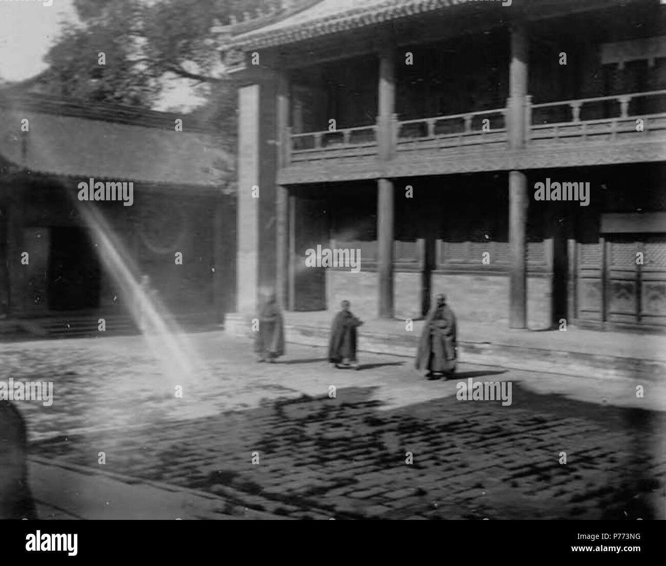 . English: Lama Temple, Peking, 1905 . English: PH Coll 214.E22a . 1905 7 Lama Temple, Peking, 1905 (CHANDLESS 127) Stock Photo