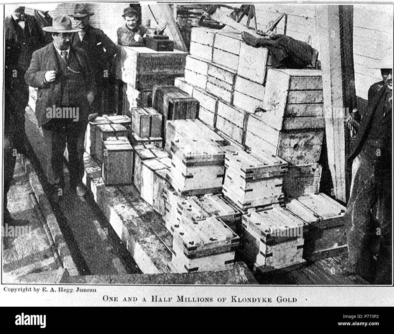 . English: Last shipment of gold for the year leaving Dawson, Yukon Territory, September 14, 1898. English: Caption on image: 'One and a half millions of Klondyke gold' Original image in Hegg Album 22, page 37 . Klondike Gold Rush Subjects (LCTGM): Gold--Yukon--Dawson; Shipping--Yukon--Dawson Subjects (LCSH): Yukon--Gold discoveries  . 14 September 1898 7 Last shipment of gold for the year leaving Dawson, Yukon Territory, September 14, 1898 (HEGG 607) Stock Photo