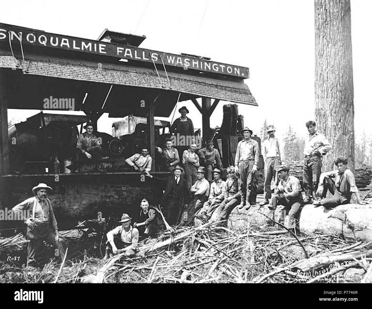 English: Logging crew with electric donkey engine, ca. 1922 . English:  Caption on image: Kinsey Photo No. 87 PH Coll 516.4111 In the early 1890s,  the town of North Bend was