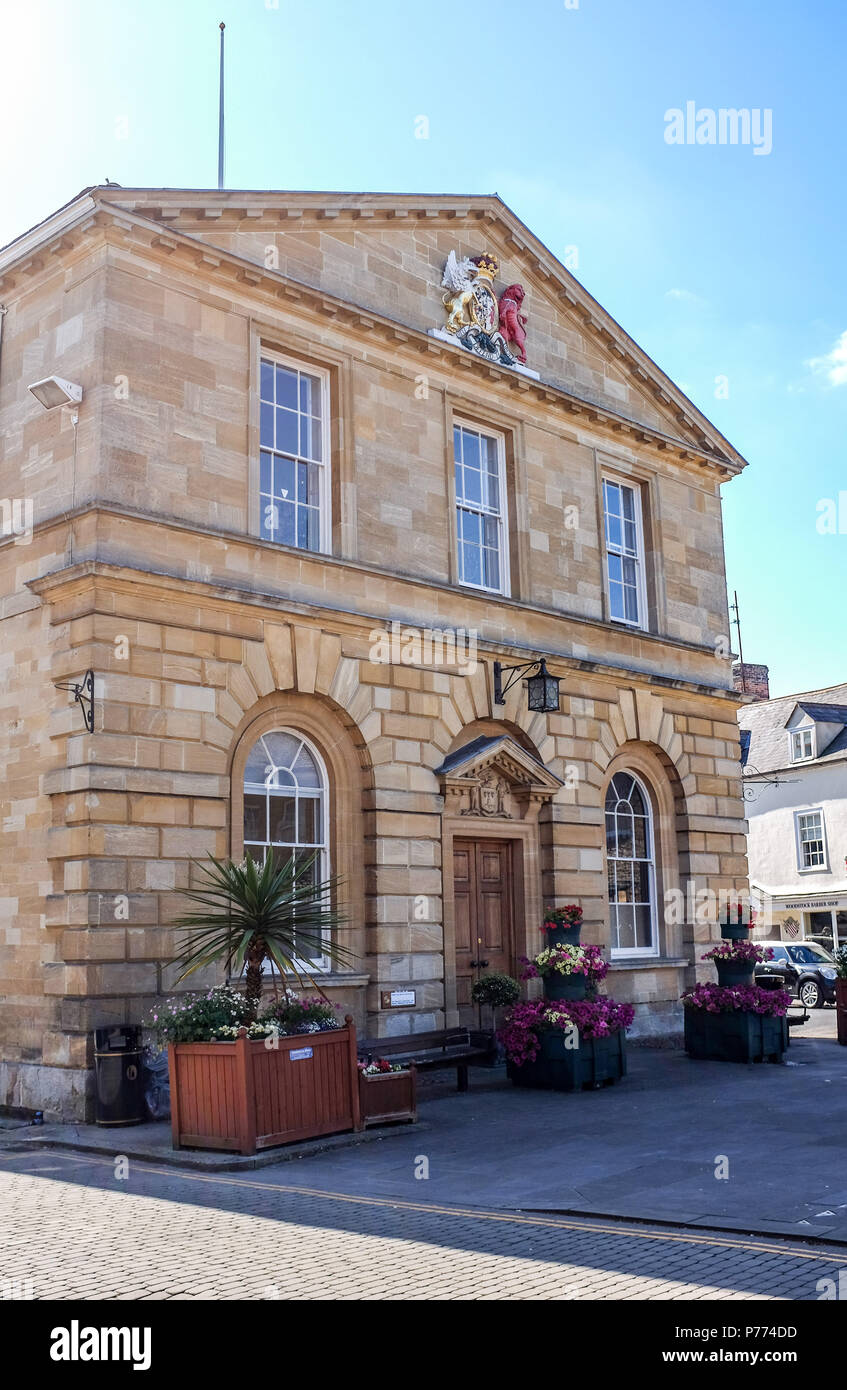 Woodstock Town Hall . Woodstock is a historic town just to the north of Oxford. It grew up as a coach stop around the Royal Hunting Lodge, which later Stock Photo