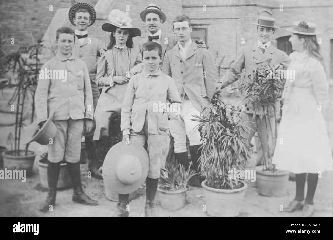 . English: Men, women and children with hats, ca. 1898-1904 . English: Written on page: Earl in sailor hat, Lilly Foley, Tom Watts, Effie, Foley boys . PH Coll 214.H64 . circa 1898-1904 9 Men, women and children with hats, ca 1898-1904 (CHANDLESS 170) Stock Photo