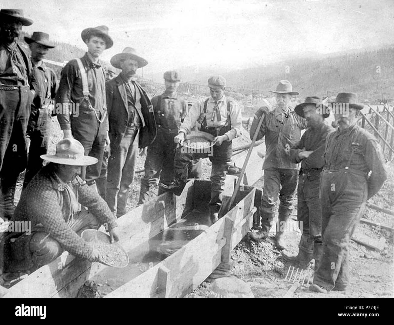 . English: Mining claim No. 17 Eldorado Creek, Yukon Territory, ca. 1898. English: Shows group of miners standing around sluice, two men panning for gold . Caption on image: 'No 17 Eldorado' Klondike Gold Rush. Subjects (LCTGM): Gold miners--Yukon--Eldorado Creek; Gold mining--Yukon--Eldorado Creek; Mining claims--Yukon--Eldorado Creek; Sluices--Yukon--Eldorado Creek Subjects (LCSH): Yukon--Gold discoveries  . circa 1898 9 Mining claim No 17 Eldorado Creek, Yukon Territory, ca 1898 (HEGG 325) Stock Photo