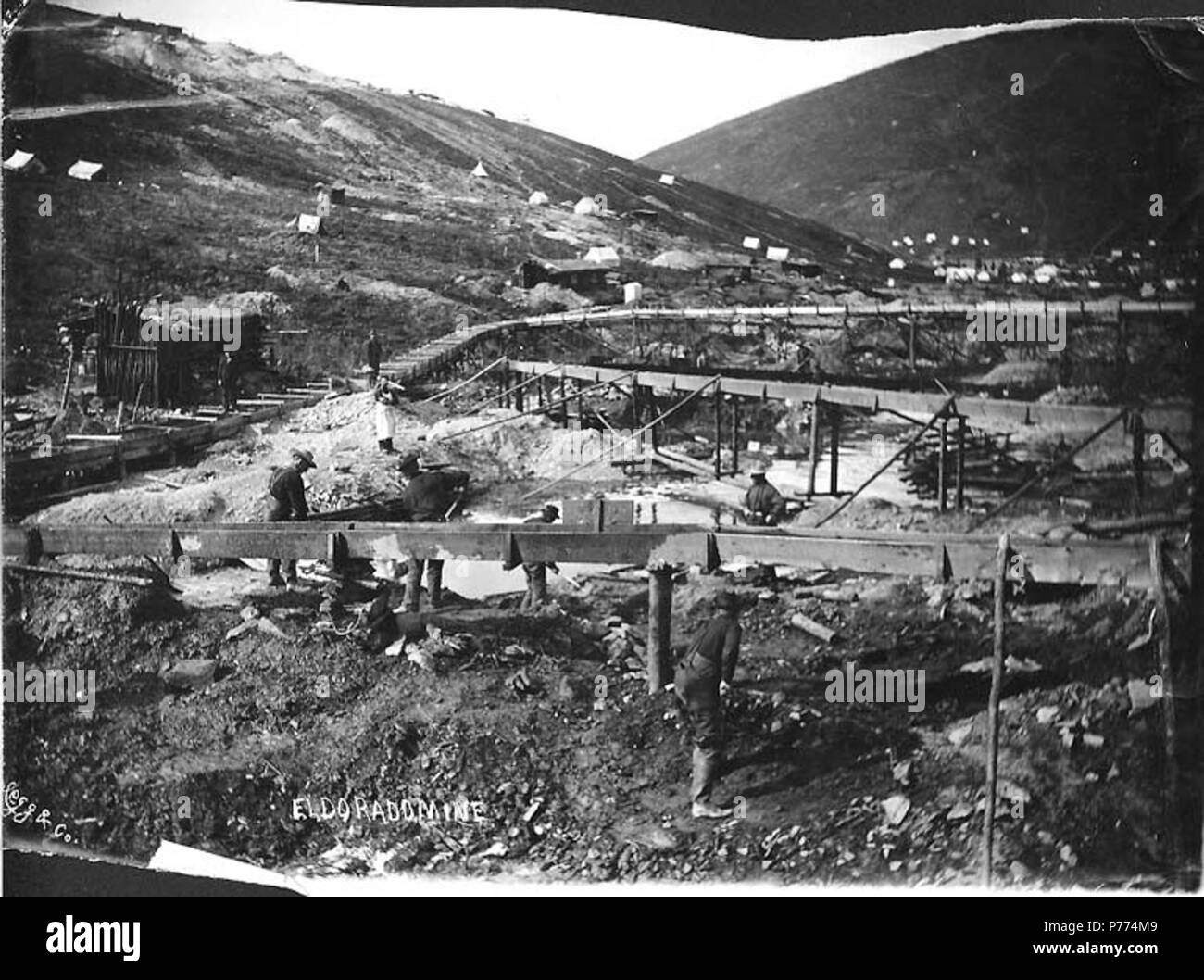 . English: Mining operation on Eldorado Creek, Yukon Territory, ca. 1898. English: Caption on image: 'Eldorado Mine' Klondike Gold Rush. Subjects (LCTGM): Gold miners--Yukon; Gold mining--Yukon; Mining claims--Yukon; Sluices--Yukon Subjects (LCSH): Yukon--Gold discoveries  . circa 1898 9 Mining operation on Eldorado Creek, Yukon Territory, ca 1898 (HEGG 60) Stock Photo