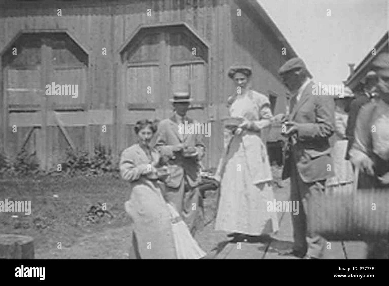 . English: Group of people at train station, Nova Scotia, Canada, 1910 . English: Written on page: On way to Halifax, Nova Scotia to be married. Robert Chandless, Florence and Harry Wrieters PH Coll 214.J69d . 1910 5 Group of people at train station, Nova Scotia, Canada, 1910 (CHANDLESS 254) Stock Photo