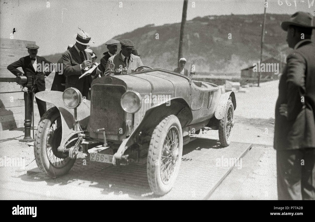 Español: Título original: Carreras de coches y motocicletas (2/6) Localización: Circuito de Lasarte (Guipúzcoa)  . 1923 15 Carreras de coches y motocicletas (2 de 6) - Fondo Car-Kutxa Fototeka Stock Photo