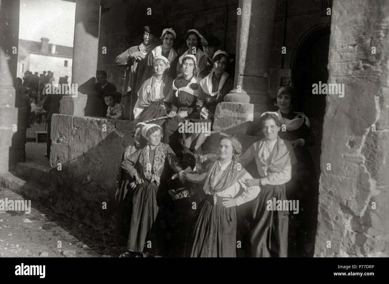 41 Jóvenes con trajes vascos en Zubieta (3 de 3) - Fondo Car-Kutxa Fototeka Stock Photo