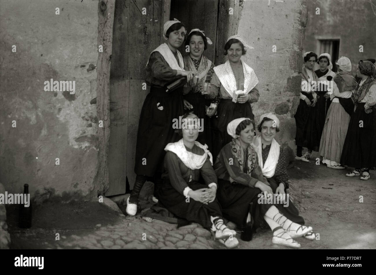 41 Jóvenes con trajes vascos en Zubieta (2 de 3) - Fondo Car-Kutxa Fototeka Stock Photo