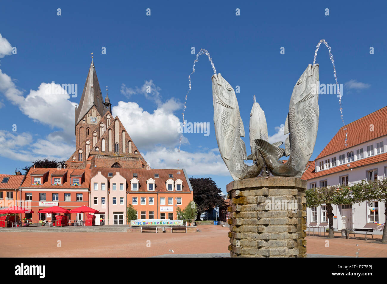 Fish fountain hires stock photography and images Alamy