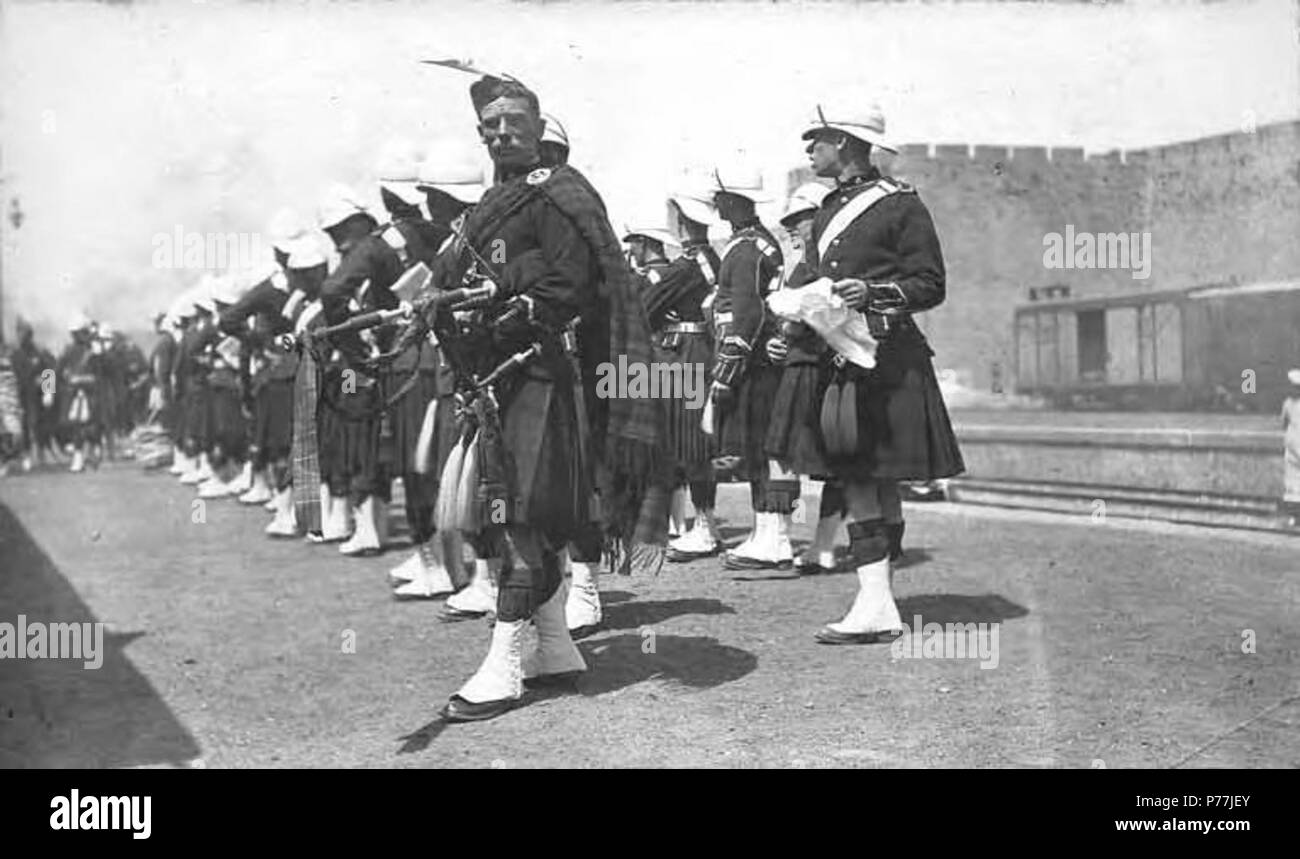 . English: Scottish soldiers leaving Tientsin, 1907 . English: Written on page: Departure of Gordon Highlanders from Tientsin . PH Coll 214.J59b . 1907 11 Scottish soldiers leaving Tientsin, 1907 (CHANDLESS 157) Stock Photo