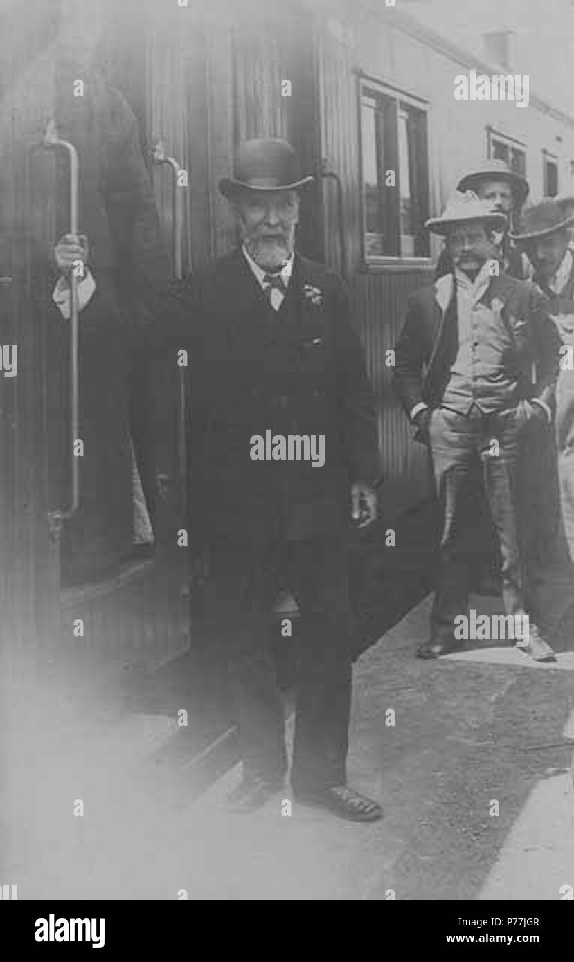 Sir Robert Hart, Inspector General of China's Imperial Maritime Custom Service, boarding train to leave Tientsin after 60 years in the Customs and Postal Service, Tientsin, China, c. 1908. circa 1908 12 Sir Robert Hart Boarding Train in Tientsin Stock Photo