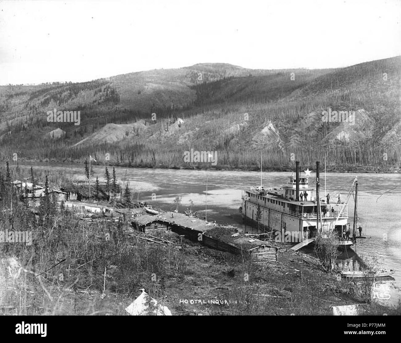 . English: Steamboat JOHN C. BARR at a boat landing on Teslin River, Yukon Territory, ca. 1899. English: Hootalinqua was located at the junction of the Teslin and Yukon Rivers serving as a supply point for miners of the Teslin area . Caption on image: 'Hootalinqua' Similar to Hegg image 2183. Original image in Hegg Album 16, page 16 . Original photograph by Eric A. Hegg 460; copied by Webster and Stevens 253.A. Subjects (LCTGM): Steamboats--Yukon; Rivers--Yukon Subjects (LCSH): John C. Barr (Steamboat); Teslin River (B.C. and Yukon)  . circa 1899 12 Steamboat JOHN C BARR at a boat landing on T Stock Photo