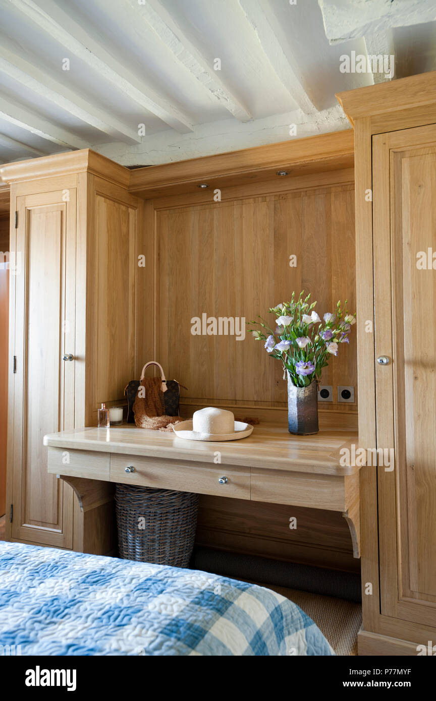 Fitted dressing table hi-res stock photography and images - Alamy