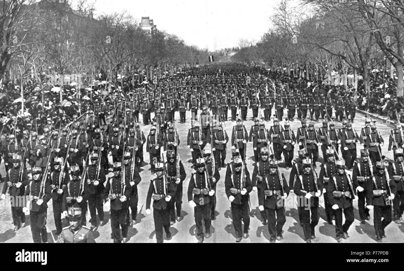 Español: Desfile de reclutas españoles por el paseo de la Castellana de Madrid tras jurar bandera. 24 March 1912 26 Desfile en la Castellana 1912 Stock Photo