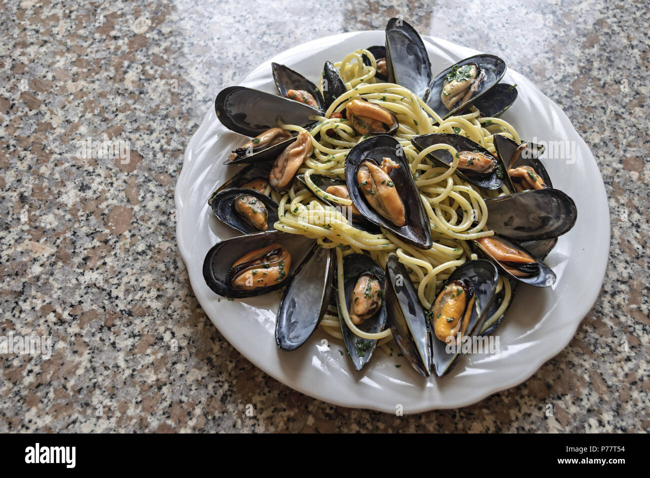 spaghetti pasta with mussels garlic and parsley 5 Stock Photo Alamy