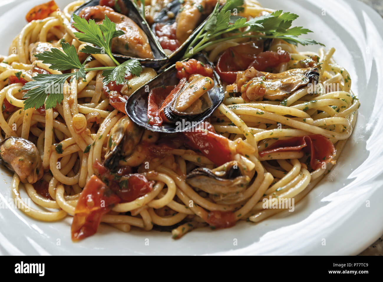 spaghetti pasta with mussels tomato and parsley 4 Stock Photo Alamy