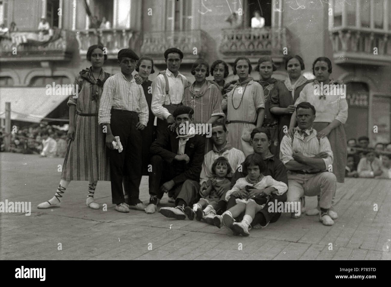 Español: Título original: Concurso de baile al suelto en la plaza de Easo (1/3) Localización: San Sebastián (Guipúzcoa)  . 1923 18 Concurso de baile al suelto en la plaza de Easo (1 de 3) - Fondo Car-Kutxa Fototeka Stock Photo