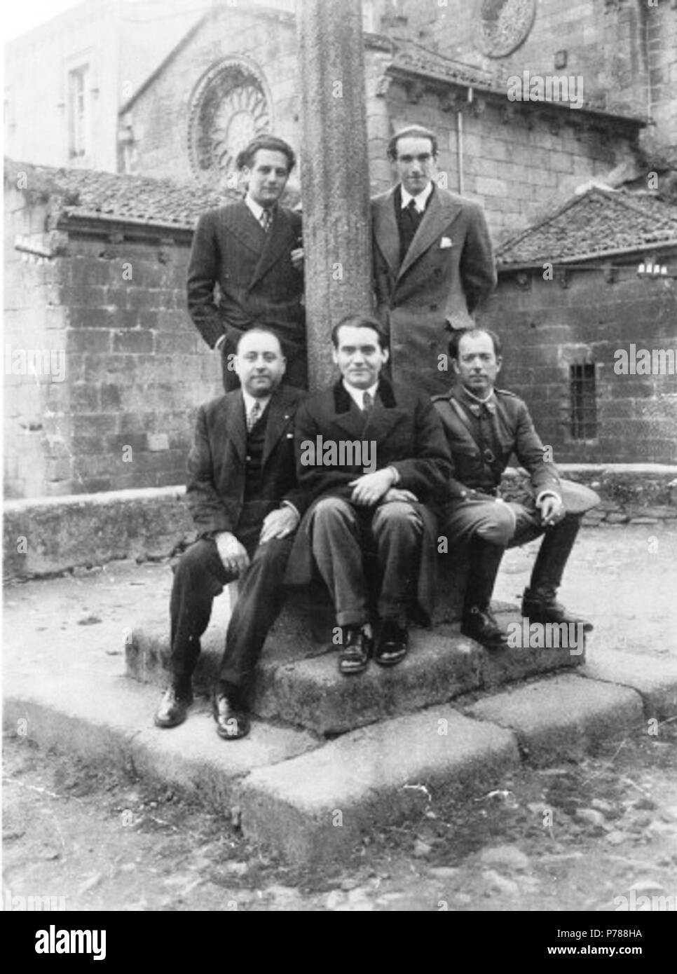 33 García Lorca en Betanzos con Ramón Fernández Cid, José Álvarez Sánchez-Heredero, Francisco Esteve Barbá e José Barbeito. Maio 1932 Stock Photo