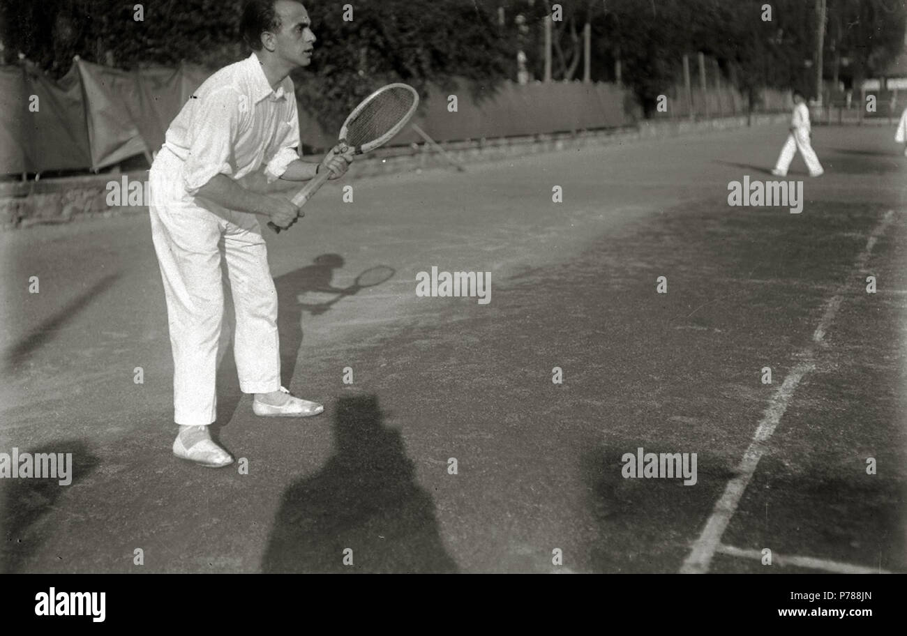 34 Gente jugando al tenis en las antiguas pistas de San Sebastián (2 de 7) - Fondo Car-Kutxa Fototeka Stock Photo