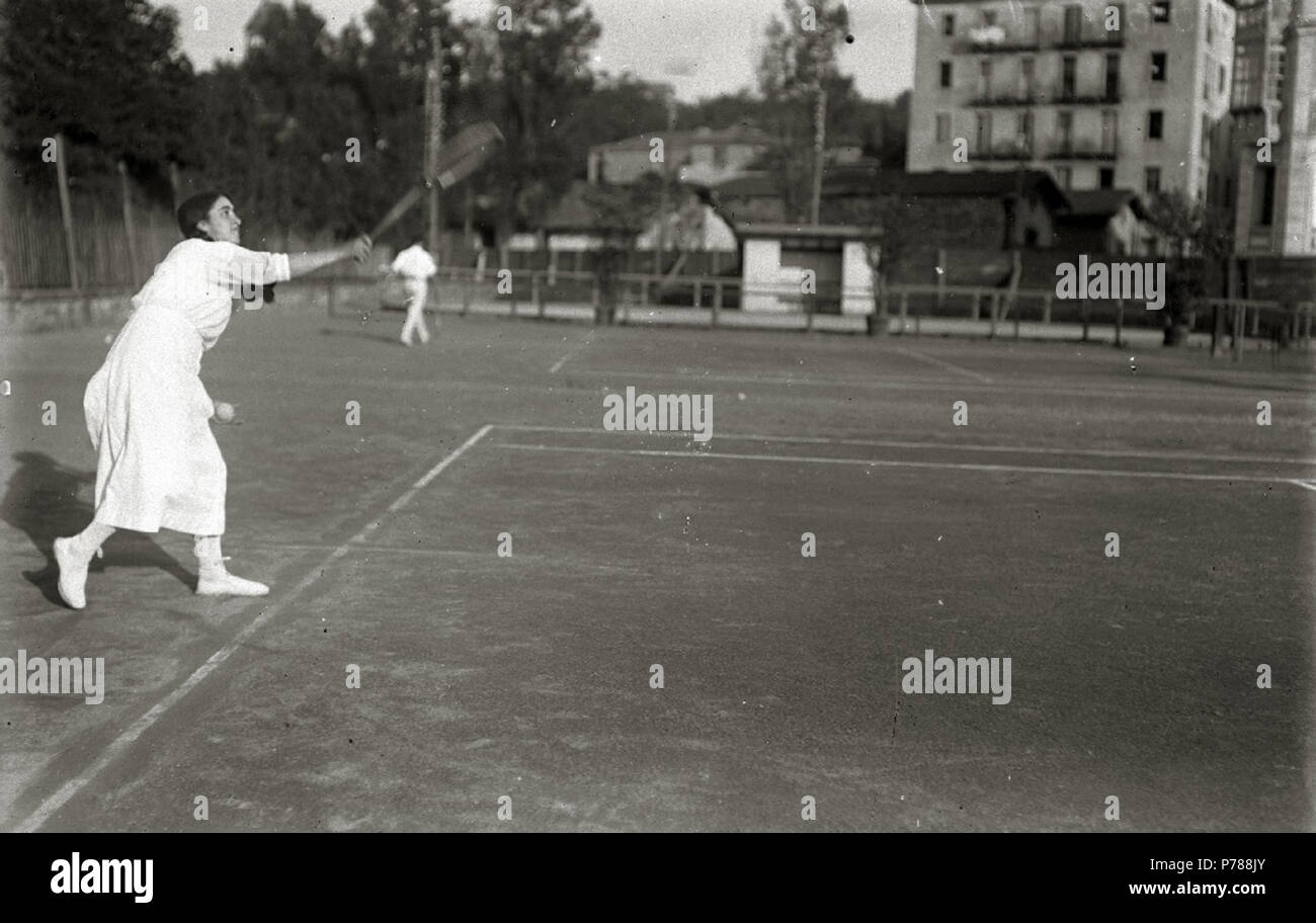 34 Gente jugando al tenis en las antiguas pistas de San Sebastián (5 de 7) - Fondo Car-Kutxa Fototeka Stock Photo