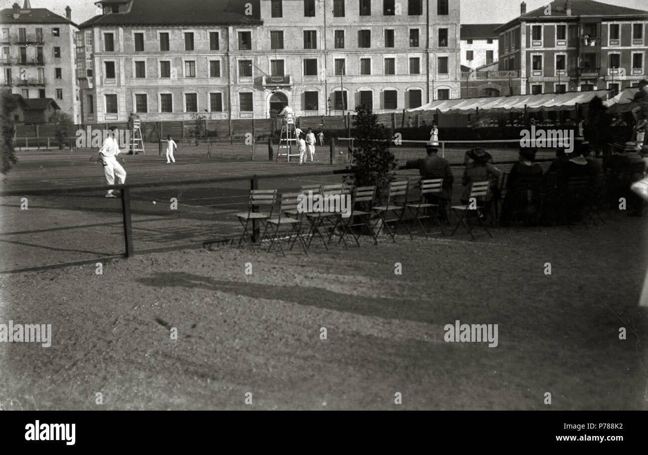 34 Gente jugando al tenis en las antiguas pistas de San Sebastián (6 de 7) - Fondo Car-Kutxa Fototeka Stock Photo