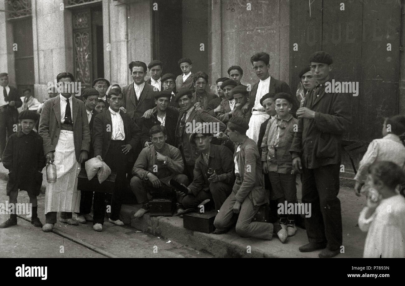 35 Grupo de hombres jóvenes, algunos de ellos limpiabotas (1 de 1) - Fondo Car-Kutxa Fototeka Stock Photo