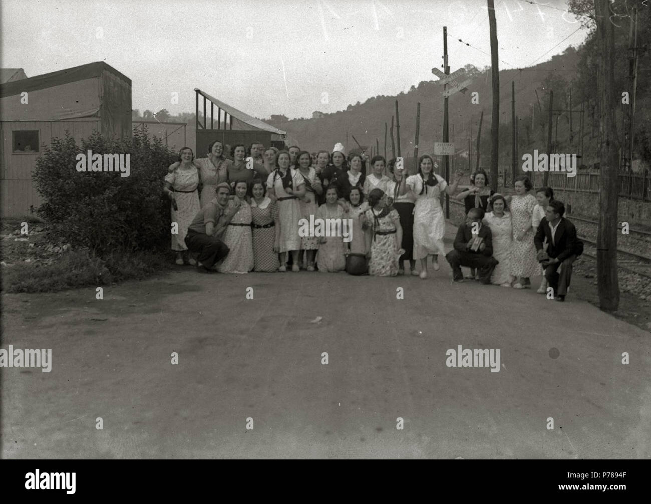 35 Grupo de jóvenes paseando por una carretera en el barrio de Amara junto a la fábrica de gas (3 de 3) - Fondo Car-Kutxa Fototeka Stock Photo