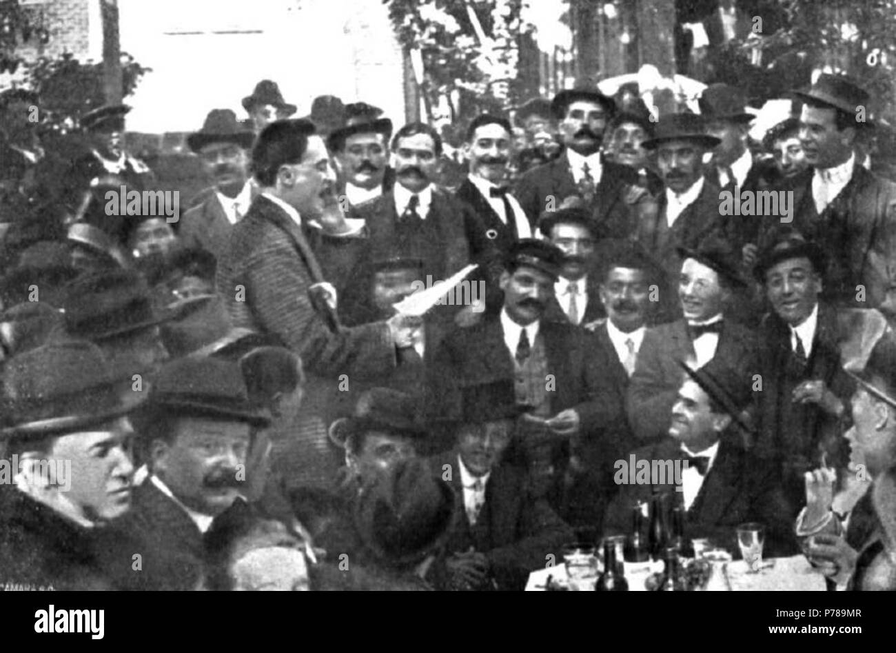 Español: Fotografía que muestra a un actor leyendo unos versos al término de un banquete en honor al matador Bombita. 5 November 1911 37 Homenaje a Bombita 1911 Stock Photo
