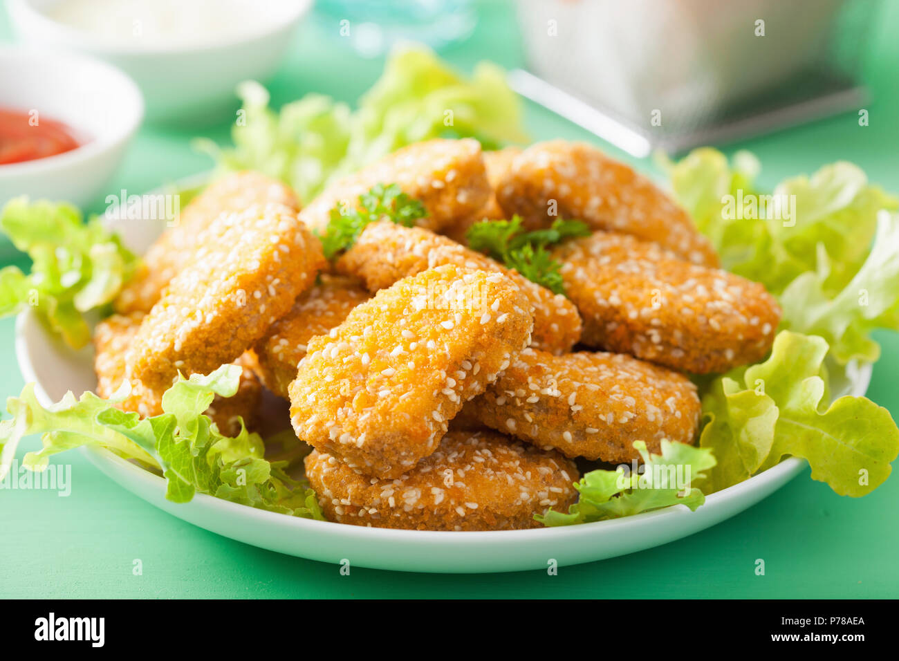 Наггетсы куриные. Наггетсы. Наггетсы куриные халяль. Наггетсы на тарелке. Наггетсы куриные 6 шт.