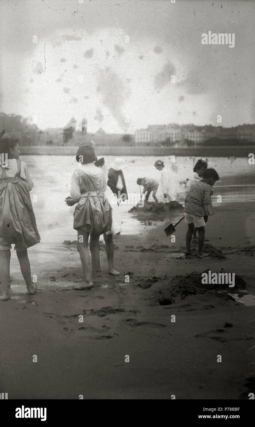 48 Niños jugando en la playa de la Concha (1 de 3) - Fondo Car-Kutxa Fototeka Stock Photo