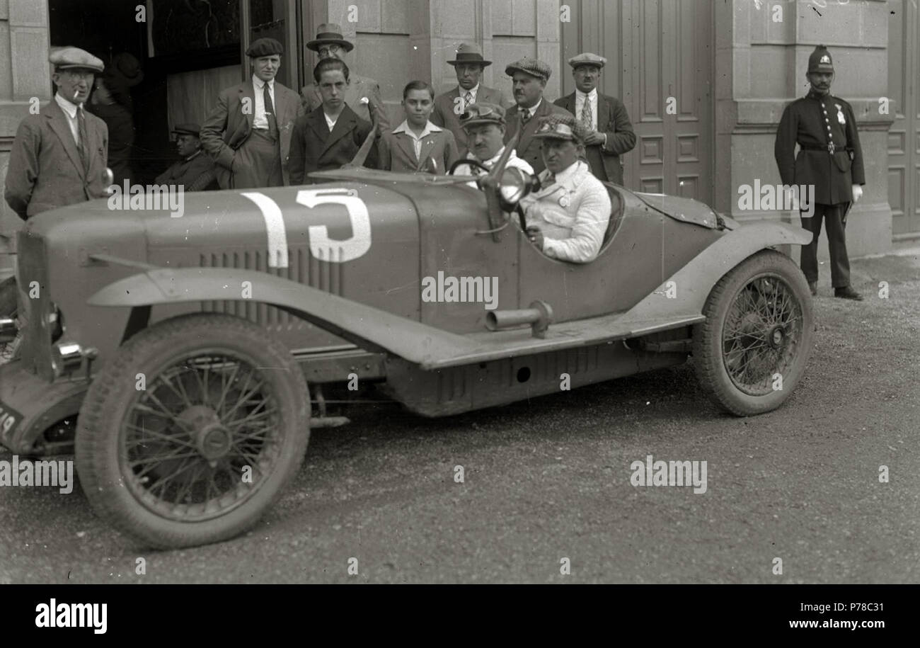 51 Pilotos en sus automóviles en la plaza de Okendo junto a la sede del Real Automóvil Club (RAC) (3 de 9) - Fondo Car-Kutxa Fototeka Stock Photo
