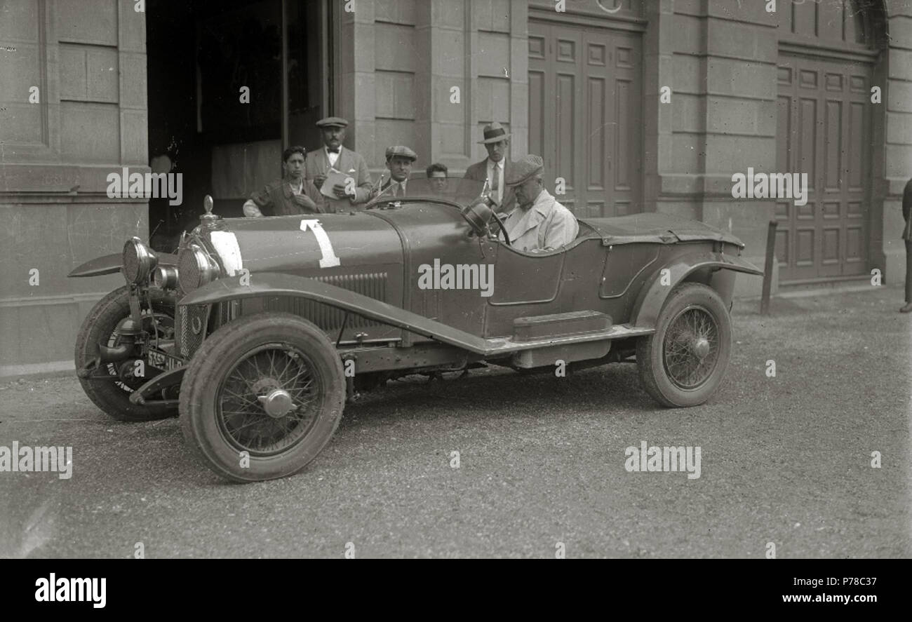 51 Pilotos en sus automóviles en la plaza de Okendo junto a la sede del ...